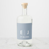 Dusty Blue & White Monogram Wedding Alkoholflaschenetikett (Vorderseite)