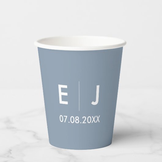 Dusty Blue & White Monogram Wedding Pappbecher (Vorderseite)