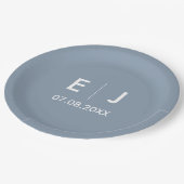 Dusty Blue & White Monogram Wedding Pappteller (Schrägansicht)
