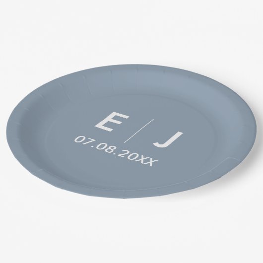 Dusty Blue & White Monogram Wedding Pappteller (Schrägansicht)