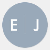 Dusty Blue & White Monogram Wedding Runder Aufkleber (Vorderseite)