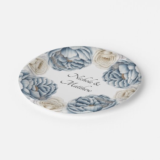 Dusty Blue & White Peony Wedding Pappteller (Schrägansicht)