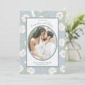 Dusty Blue White Rose Wedding Photo Save the Date Einladung (Stehend Vorderseite)