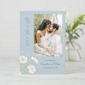 Dusty Blue White Rose Wedding Save the Date Einladung (Stehend Vorderseite)