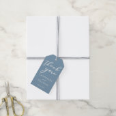 Dusty Blue White Typografy Coastal Wedding Geschenkanhänger (Mit Garn)