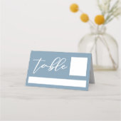 Dusty Blue White Typografy Coastal Wedding Platzkarte (Vorderseite)