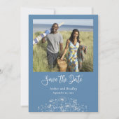 Dusty Blue White Wildblume Foto QR Code Hochzeit Einladung (Vorderseite)