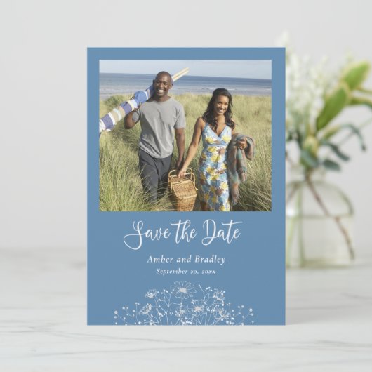 Dusty Blue White Wildblume Foto QR Code Hochzeit Einladung (Stehend Vorderseite)