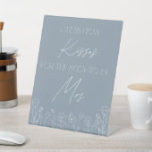 Dusty Blue Wie viele Kisses Pedestal Sign Sockelschild (In SItu)