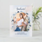 Dusty Blue Wildblume Abschluss mit Foto Einladung (Stehend Vorderseite)