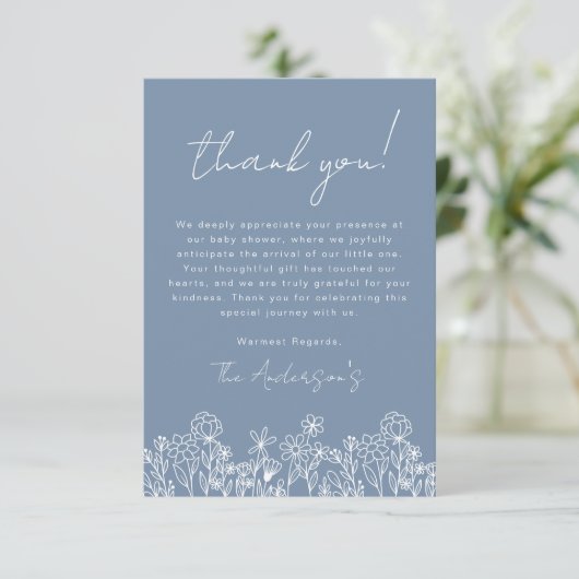 Dusty Blue Wildblume Baby in Bloom Baby Shower Dankeskarte (Stehend Vorderseite)