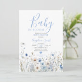 Dusty Blue Wildblume Baby in Bloom Baby Shower Einladung (Stehend Vorderseite)