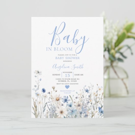 Dusty Blue Wildblume Baby in Bloom Baby Shower Einladung (Stehend Vorderseite)