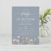 Dusty Blue Wildblume Baby in Bloom Baby Shower Einladung (Stehend Vorderseite)