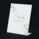 Dusty Blue Wildblume Brautparty Blume Bar Sockelschild<br><div class="desc">Eine Blume-Bar ist mehr als ein Party-Feature - sie ist ein Speicher-Maker. Dieses illustrierte Schild bietet den Gästen bei der Zubereitung ihrer Take-Zuhause-Bouquets eine anmutige Anleitung. Mit sanft hintereinander liegenden Wildblumen und ruhigen staubblauen Rahmen fügt es sich mühelos in ein raffiniertes Brautparty-Ambiente ein - ideal für im Garten inspiriert Veranstaltungen,...</div>