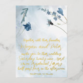 Dusty Blue Wildblume Foil Calligraphy Folieneinladung (Vorderseite)