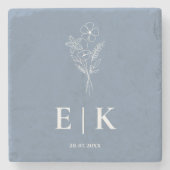 Dusty Blue Wildblume Monogram Wedding Steinuntersetzer (Vorderseite)