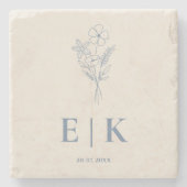 Dusty Blue Wildblume Monogram Wedding Steinuntersetzer (Vorderseite)