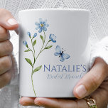 Dusty Blue Wildblume Personalisiert Brautparty Kaffeetasse<br><div class="desc">Einführung in unsere Dusty Blue Wildblume Personalisiertes Brautparty Kaffee Tasse! Entspannen Sie in Ihrem Brautparty mit diesen bezaubernden Kaffeemäbchen, die für Ihre Veranstaltung eine elegante Touch bieten. Diese Tasse sind mit zarten, staubblauen Wildblumen geschmückt und bilden eine wunderschöne Erinnerung von Liebe in Blüte. Erstellen Sie ein gemütliches Bar am Brautparty...</div>