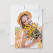 Dusty Blue Wildblume Petals & Prosecco Foto Einladung (Rückseite)