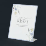 Dusty Blue Wildblume Wie viele Kisses Sockelschild<br><div class="desc">Dieses weich gerahmte Podestschild verleiht Ihrem Duschgamescape eine charmante, erhöhte Touch. Mit zarten Aquarellfloralen und einem dutzenden blauen Rahmen Set es den Ton für ein Spiel, das spielerisch und dennoch poliert ist - ideal, um mit den passenden Raten und dem Bonbondisplay zu paaren. Ideal für Landschaften, inspirierte Ansammlungen oder schlichte...</div>