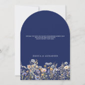 Dusty Blue Wildblumen Elegant Arch Navy Hochzeit Einladung (Rückseite)
