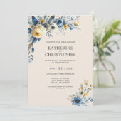 Dusty Blue Wildblumen Elegant Beige Wedding Einladung (Stehend Vorderseite)