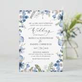 Dusty Blue Wildblumen Elegante Hochzeit Einladung (Stehend Vorderseite)