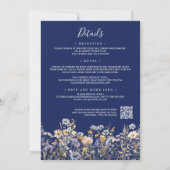 Dusty Blue Wildblumen in einer QR Navy Hochzeit Einladung (Rückseite)