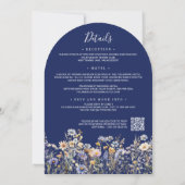 Dusty Blue Wildblumen in einer QR Navy Hochzeit Einladung (Rückseite)