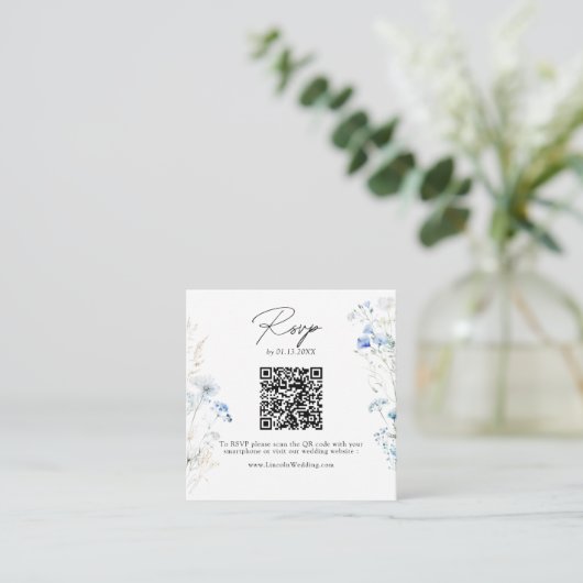 Dusty Blue Wildblumen Monogram QR Code UAWG Begleitkarte (Stehend Vorderseite)