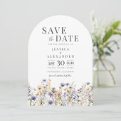 Dusty Blue Wildblumen Wedding Arch Save the Date Einladung (Stehend Vorderseite)