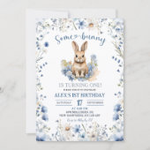 Dusty Blue Wildflower Bunny 1st Birthday Einladung (Vorderseite)