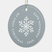 Dusty Blue Winter Snowflake Erstes Weihnachtsfest Keramik Ornament (Links)