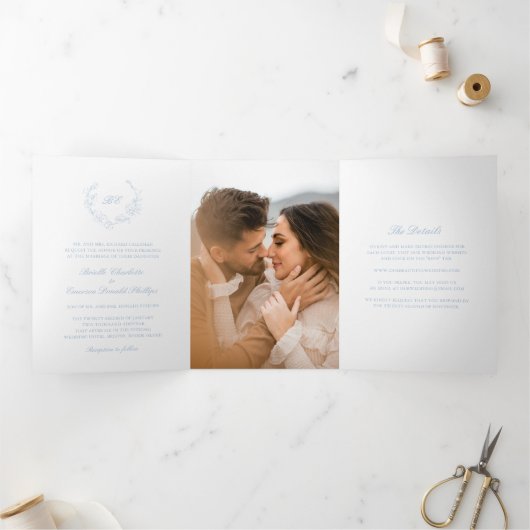 Dusty Blue Wreath Monogram Elegant Wedding Dreifach Gefaltete Einladung (Innenseite)