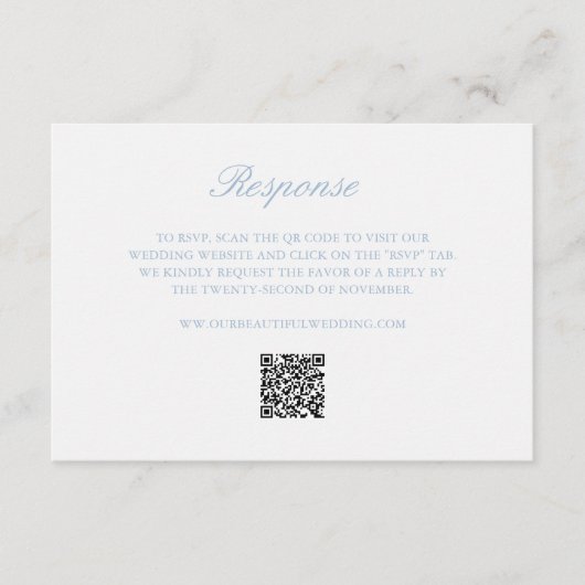 Dusty Blue Wreath Monogram QR Code Elegant Wedding RSVP Karte (Vorderseite)