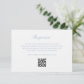 Dusty Blue Wreath Monogram QR Code Elegant Wedding RSVP Karte (Stehend Vorderseite)