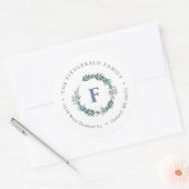 Dusty Blue Wreath Monogram Rücksendeadresse Runder Aufkleber (Umschlag)