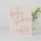 Dusty Blush Taupe Minimalistisch Script Baby Dusch Folieneinladung (Stehend vorne)