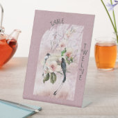 Dusty Burgundy Magnolia Blüten und Vögel Sockelschild (In Situ)