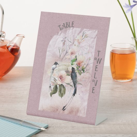 Dusty Burgundy Magnolia Blüten und Vögel Sockelschild (In Situ)