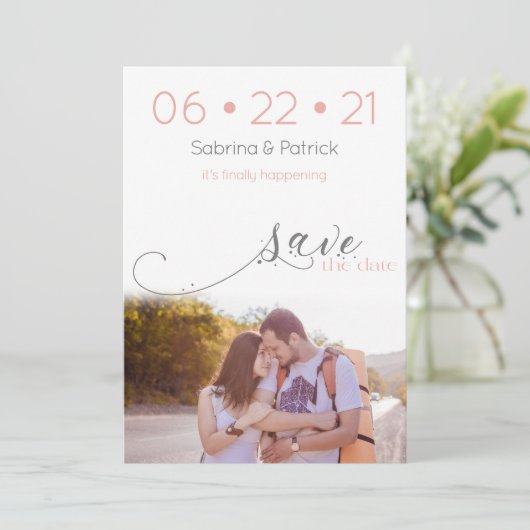 Dusty Coral Blush Modernes Foto Save the Date Einladung (Stehend Vorderseite)