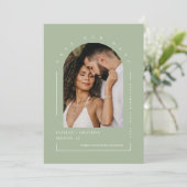 Dusty Green Boho Arch Foto QR Code Rettete Unser D Einladung (Stehend Vorderseite)