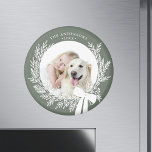 Dusty Green & White Simple Christmas Wreath Foto Magnet<br><div class="desc">Holiday Foto Magnet mit einem einfachen Weihnachtskranz. Für eine weiter gehende Anpassung dieses Designs klicken Sie bitte auf die Schaltfläche "DESIGN TOOL" oben!</div>