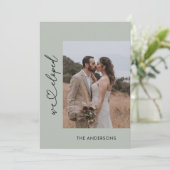 Dusty Green Wir haben 2 Foto Script Hochzeit Dankeskarte (Stehend Vorderseite)