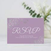 Dusty Lavender Lila Elegant Silver Lace Wedding RSVP Karte (Stehend Vorderseite)