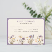 Dusty Lila Boho Wildblume Wedding RSVP Karte (Stehend Vorderseite)