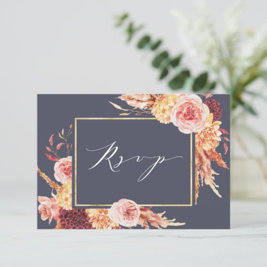 Dusty Lila Burgundy Terracotta Floral Wedding RSVP Karte (Stehend Vorderseite)