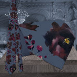 Dusty Navy Blue Burgundy Bordeaux Floral Wedding Krawatte<br><div class="desc">Ein eleganter,  tiefburgundischer Bordeau und eine staubige blaue Hochzeitsackbinde mit blau lackierten Bordeaux- und dunkelbordeaux-Blumen und Grünpflanzen vor einem staubigen marineblauen,  soliden Hintergrund. Das ist eine bordeauxrote und staubige Marine,  die nur den Hochzeitshals-Krawatte färbt.</div>