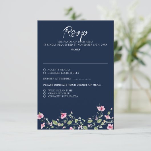 Dusty Navy Blue Pink Hibiskus Bloom Polterabend RSVP Karte (Stehend Vorderseite)